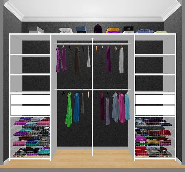 Stor garderobe med hvite hyller, skuffer og mange hengende klær.